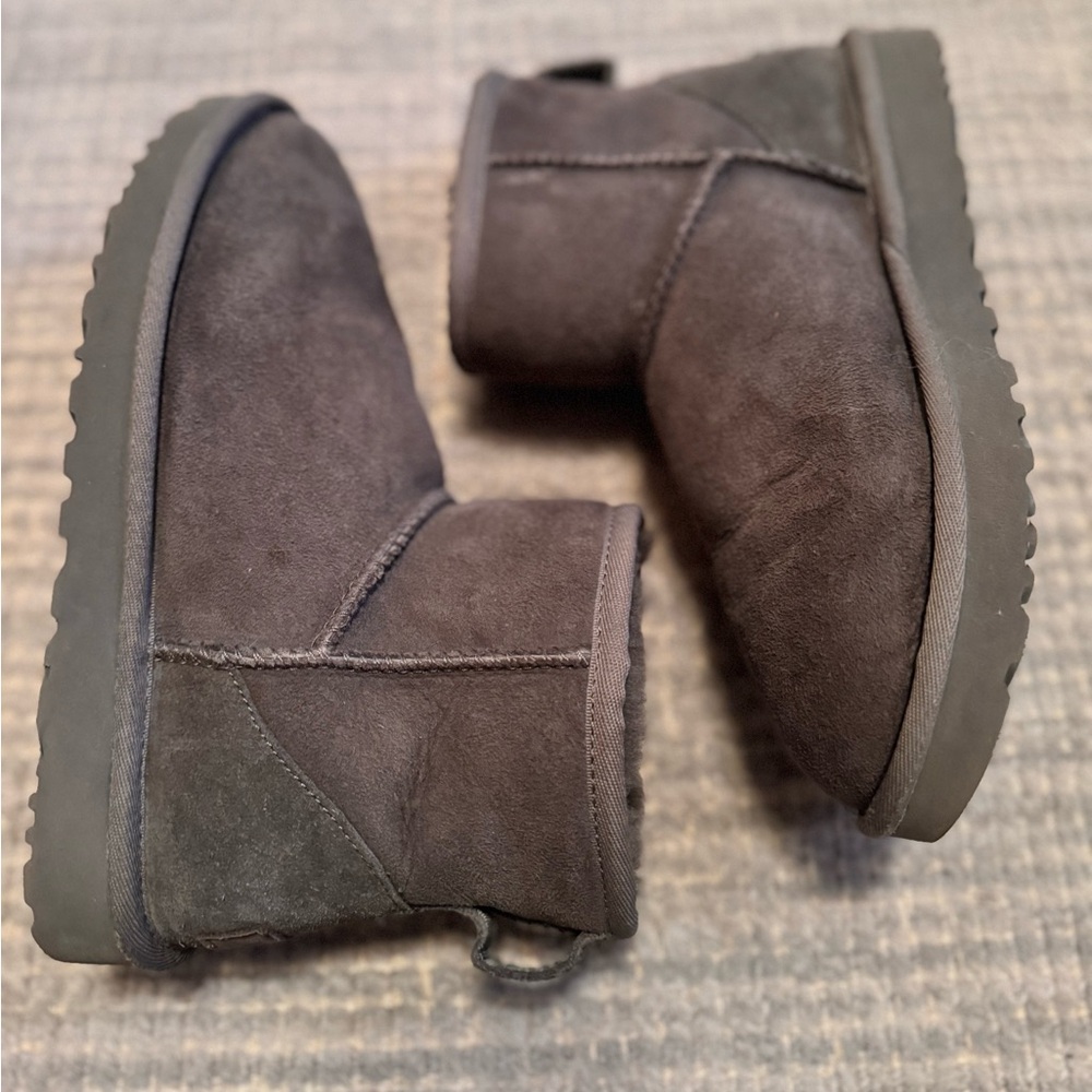 Short Gray Uggs Size 7